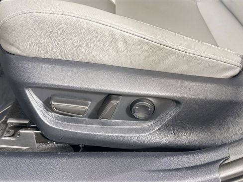 Used 2025 Toyota Camry SE image 32