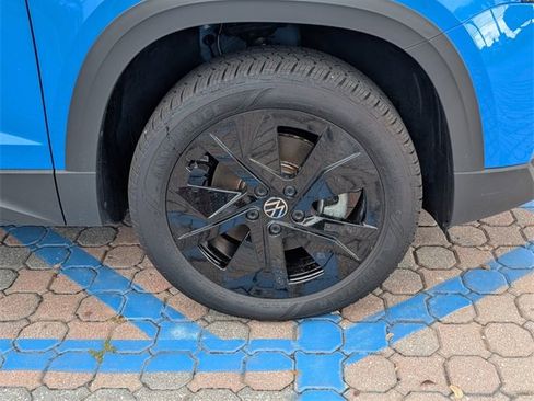 Certified 2025 Volkswagen Taos SE w/ Black Wheel Package image 17