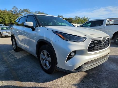 Used 2021 Toyota Highlander LE image 2