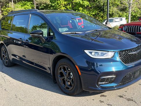 Used 2024 Chrysler Pacifica Premium FWD image 5