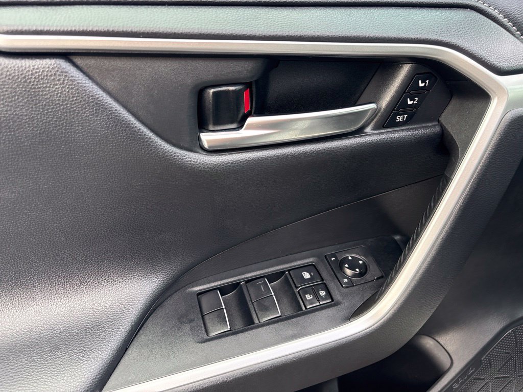 Used 2019 Toyota RAV4 Limited w/ Carpet Mat Package AWD/4WD image 16