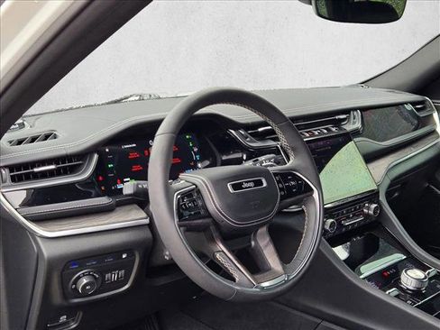 Used 2022 Jeep Grand Cherokee Overland AWD/4WD image 9