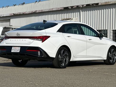 Used 2025 Hyundai Elantra Limited FWD image 5
