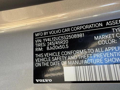 Certified 2025 Volvo XC40 B5 Plus image 23