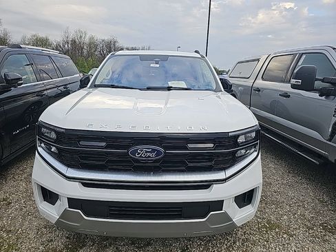 Used 2025 Ford Expedition Platinum w/ Driver's Package image 2