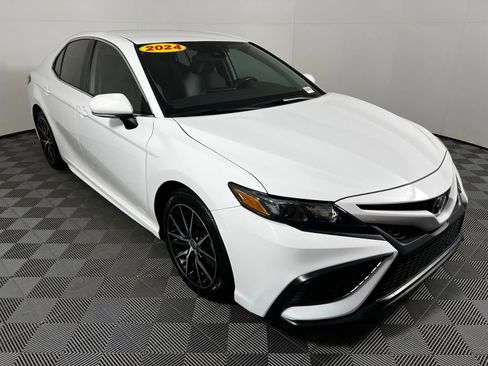 Used 2024 Toyota Camry SE image 3