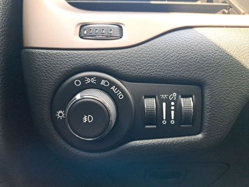Used 2015 Jeep Cherokee Latitude AWD/4WD image 24