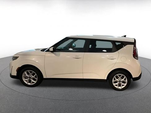 Used 2025 Kia Soul LX w/ LX Technology Package FWD image 9