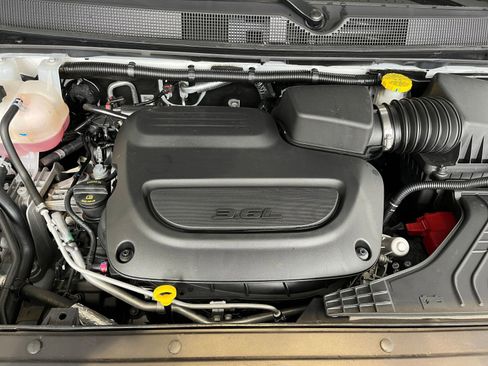 Used 2025 Chrysler Pacifica Limited image 34