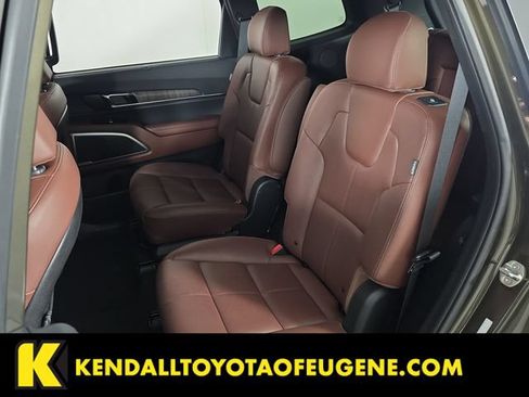 Used 2024 Kia Telluride EX w/ EX Captain's Chair Package AWD/4WD image 19