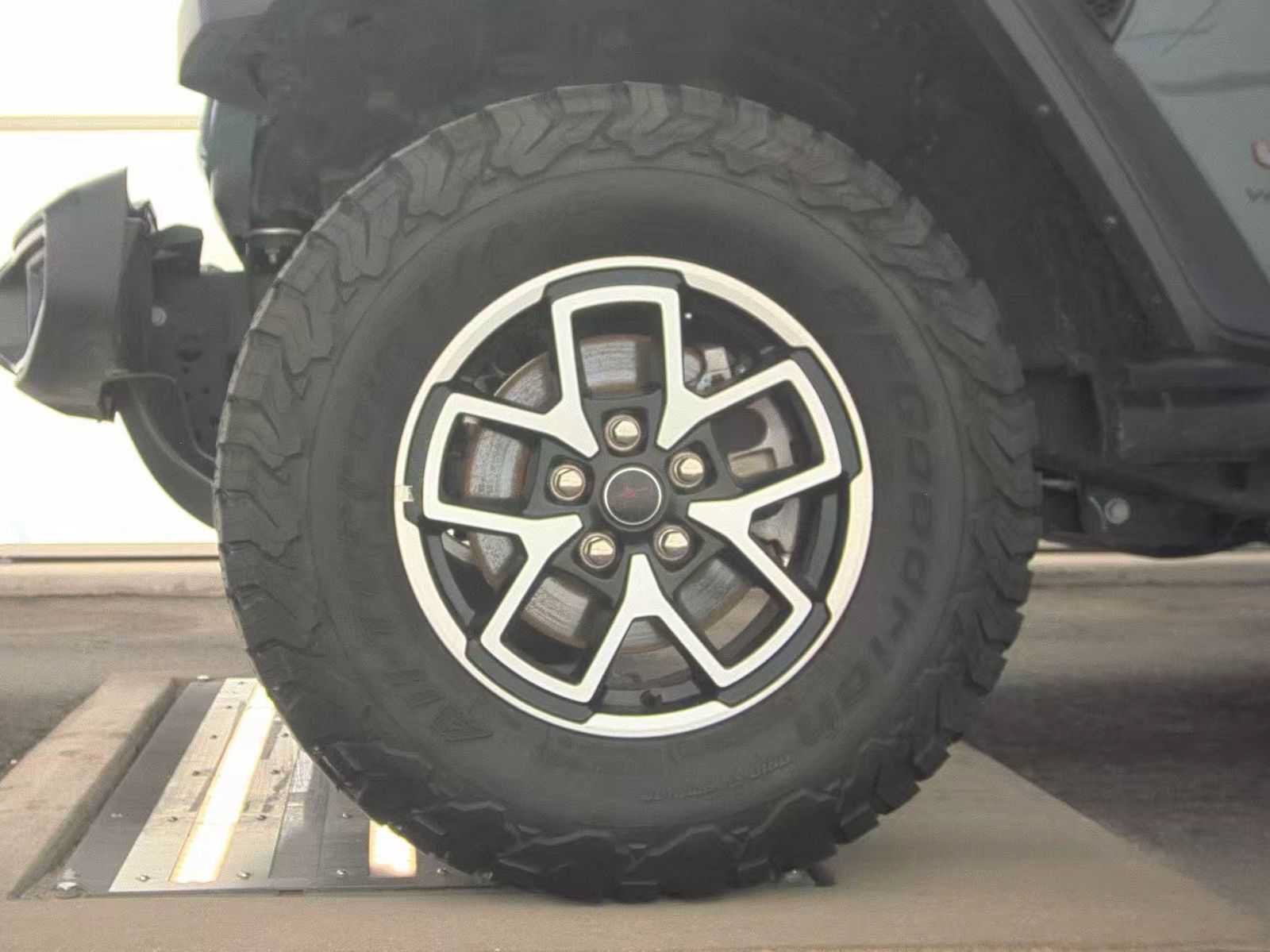 Used 2025 Jeep Wrangler Unlimited Rubicon w/ Convenience Group AWD/4WD image 10