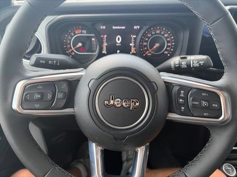 Used 2026 Jeep Wrangler Unlimited Sahara AWD/4WD image 21