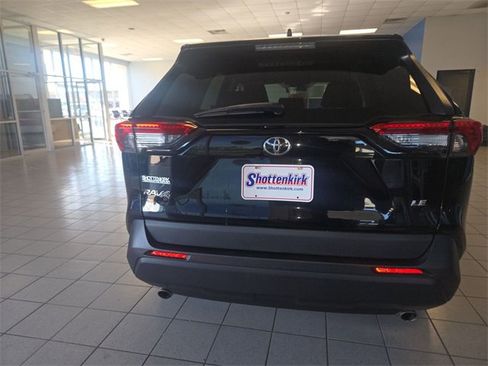 Used 2022 Toyota RAV4 LE image 7