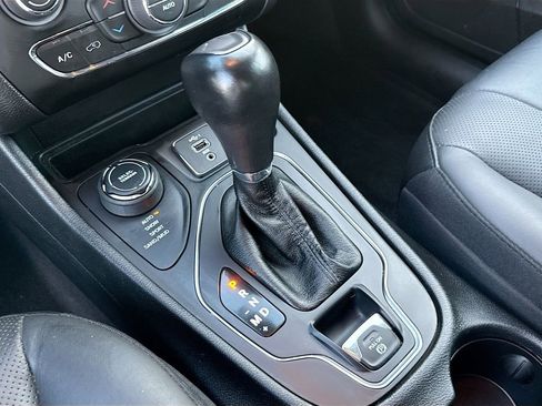 Used 2021 Jeep Cherokee Latitude Lux w/ Comfort/Convenience Group AWD/4WD image 17