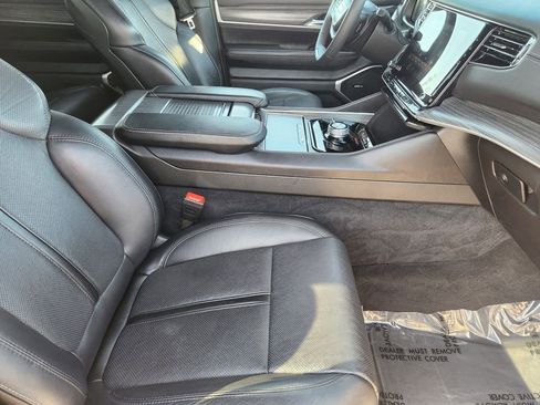 Used 2024 Jeep Wagoneer Series II w/ Flexible Seating Group image 14