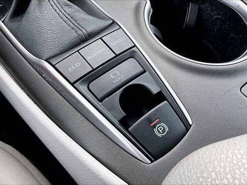 Used 2024 Toyota Camry XLE FWD image 32