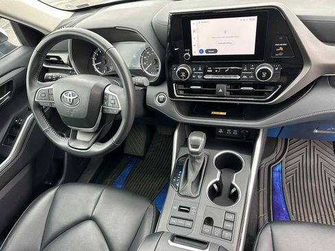 Used 2024 Toyota Highlander LE image 11