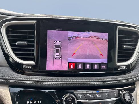 Used 2022 Chrysler Pacifica Touring-L w/ Uconnect Theater Family Group FWD image 18