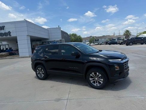 Used 2026 Chevrolet Equinox LT FWD image 2