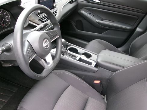 Used 2024 Nissan Altima 2.5 SV image 13