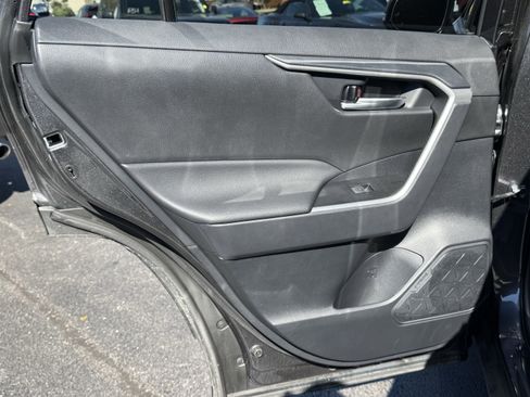 Used 2025 Toyota RAV4 SE image 31