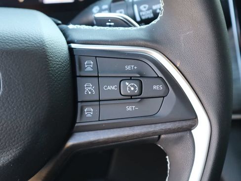 Used 2025 Jeep Grand Cherokee L Limited w/ Black Appearance Package AWD/4WD image 13
