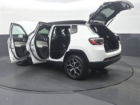 Used 2025 Jeep Compass Limited AWD/4WD image 39