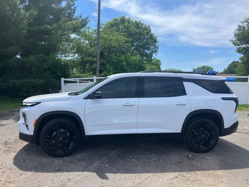 Used 2025 Chevrolet Traverse LT w/ Driver Confidence Package FWD image 2