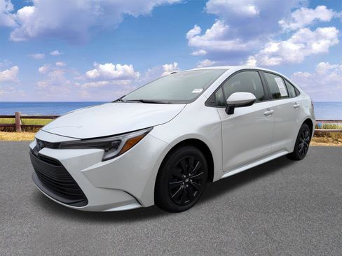 Used 2025 Toyota Corolla LE image 2
