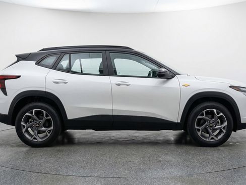 Used 2025 Chevrolet Trax LT FWD image 11