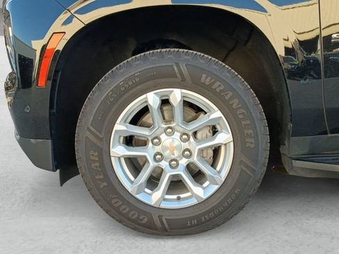 Used 2025 Chevrolet Suburban LT RWD image 23