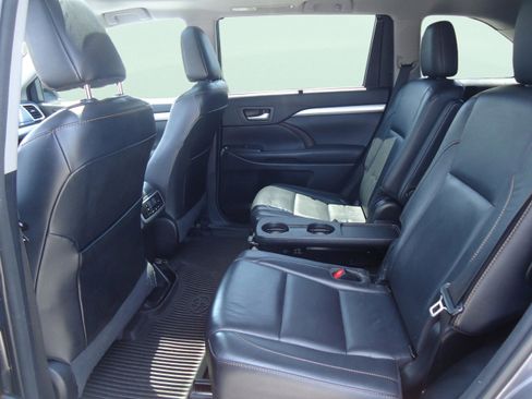 Used 2017 Toyota Highlander XLE image 29