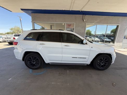 Used 2017 Jeep Grand Cherokee Overland AWD/4WD image 9