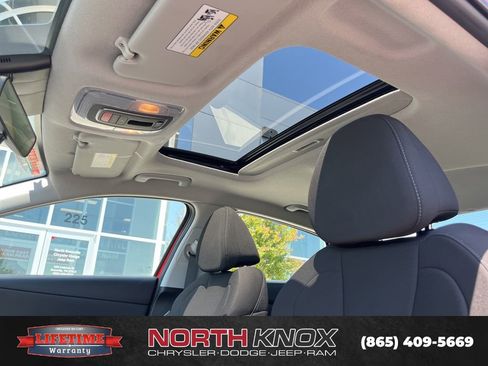 Used 2025 Hyundai Elantra SEL FWD image 13