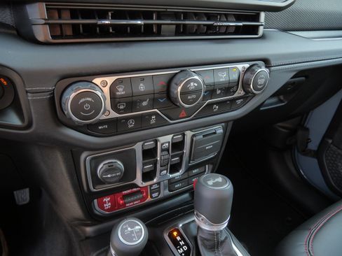 Used 2025 Jeep Wrangler Unlimited Rubicon AWD/4WD image 23