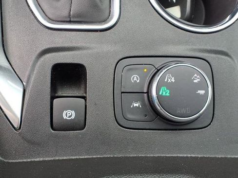 Used 2023 Chevrolet Traverse LT image 12