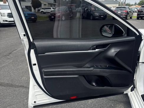 Used 2020 Toyota Camry SE FWD image 8