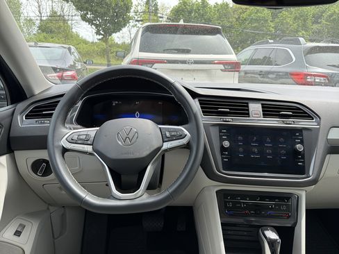 Used 2024 Volkswagen Tiguan SE w/ Panoramic Sunroof Package AWD/4WD image 12