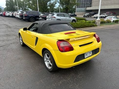 Used 2000 Toyota MR2 RWD image 3