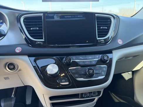 Used 2024 Chrysler Pacifica Touring-L image 8