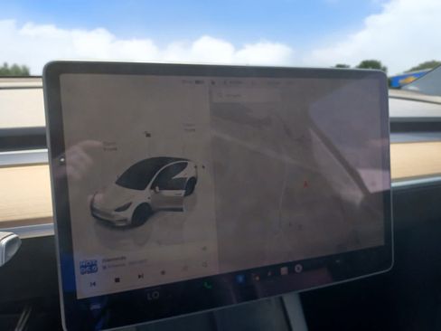 Used 2025 Tesla Model Y Long Range AWD/4WD image 9