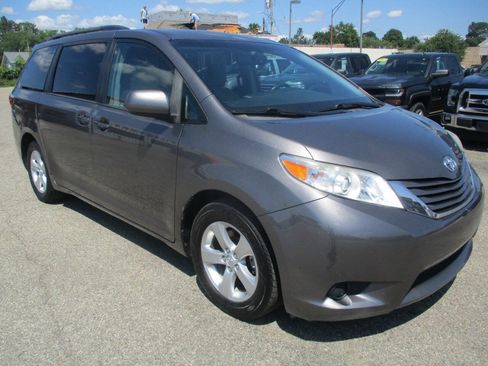 Used 2017 Toyota Sienna LE FWD image 8