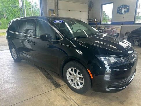 Used 2017 Chrysler Pacifica LX FWD image 1