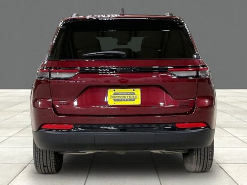 Used 2025 Jeep Grand Cherokee Altitude AWD/4WD image 4