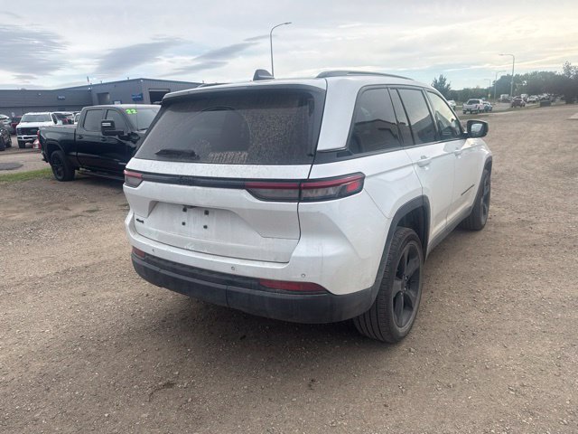 Used 2022 Jeep Grand Cherokee Altitude AWD/4WD image 10
