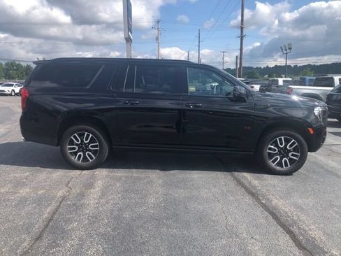 Used 2023 GMC Yukon XL AT4 w/ Technology Package AWD/4WD image 6
