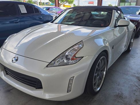 Used 2016 Nissan 370Z Touring image 2