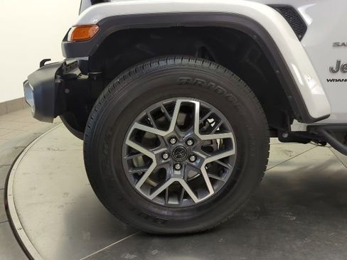 Used 2024 Jeep Wrangler Unlimited Sahara AWD/4WD image 19