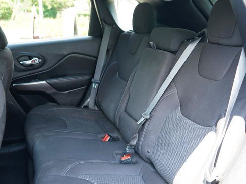Used 2019 Jeep Cherokee Latitude w/ Popular Appearance Group AWD/4WD image 62