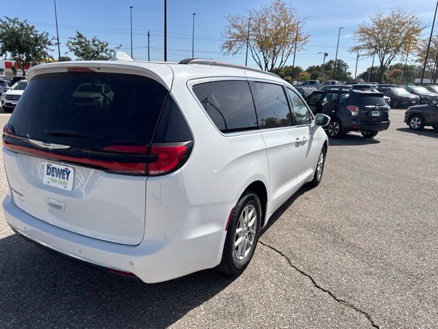 Used 2022 Chrysler Pacifica Touring-L FWD image 5